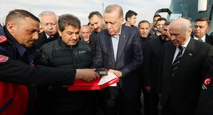 Cumhurbaşkanı Erdoğan’a Adıyaman’da Türk bayrağı ve Kur’an-ı Kerim takdim edildi