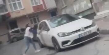 Esenler'de tartıştığı kişinin otomobiline sopa ile saldırdı